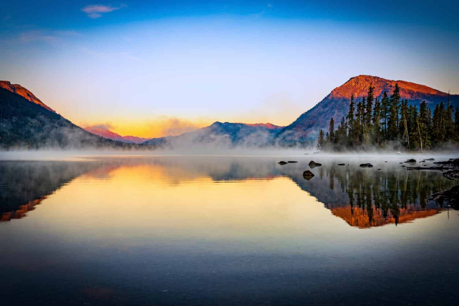 L'alba del lago Wenatchee colora Leavenworth Wa