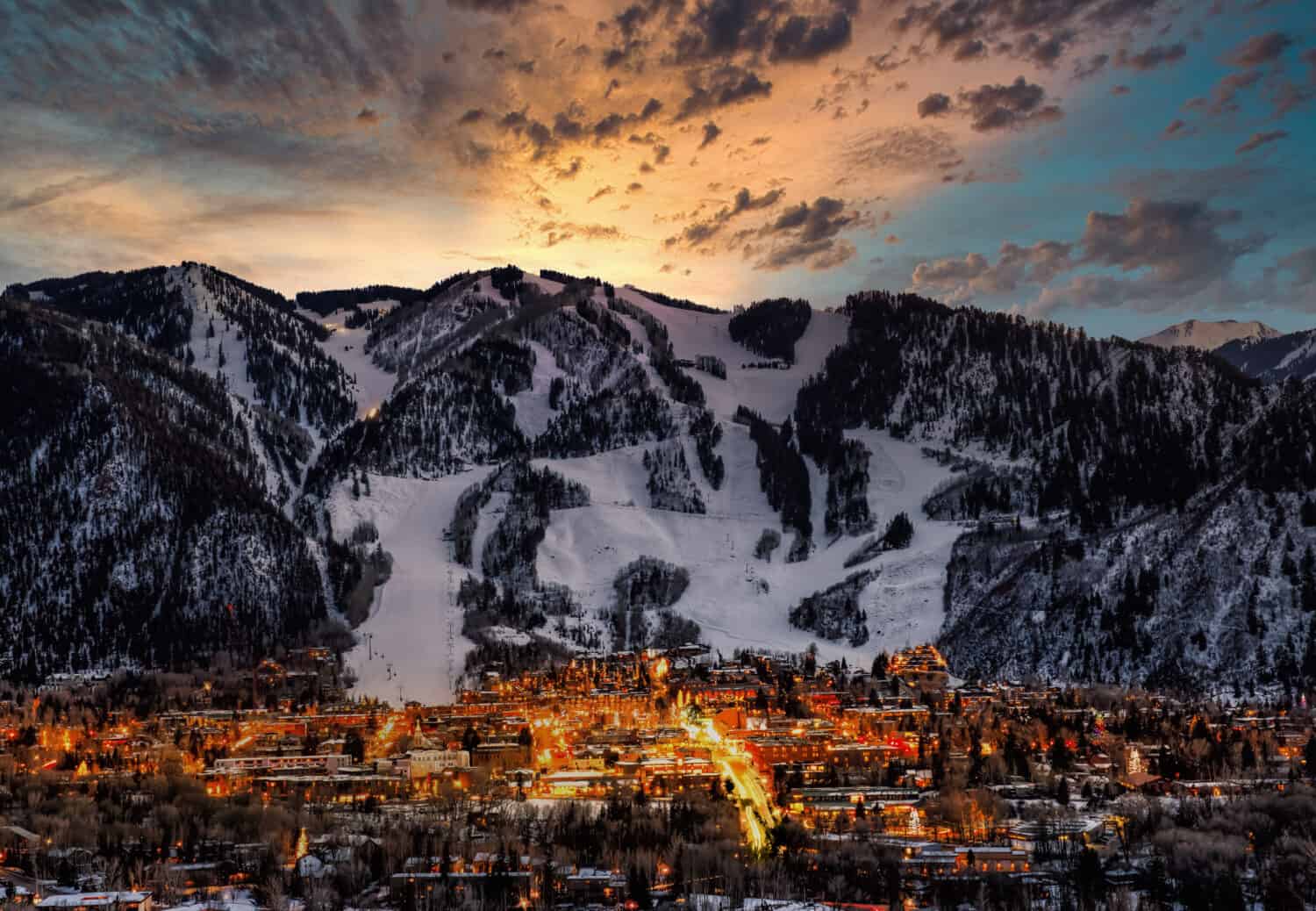 Orizzonte della città di Aspen con tramonto spettacolare