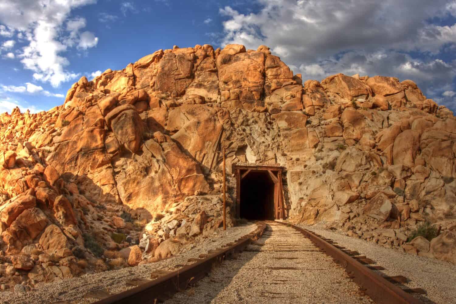 Binari ferroviari e tunnel nel mezzo del deserto di Anza-Borrego.  San Diego e Arizona Railroad (SD&AE) / Carrizo Gorge Railway