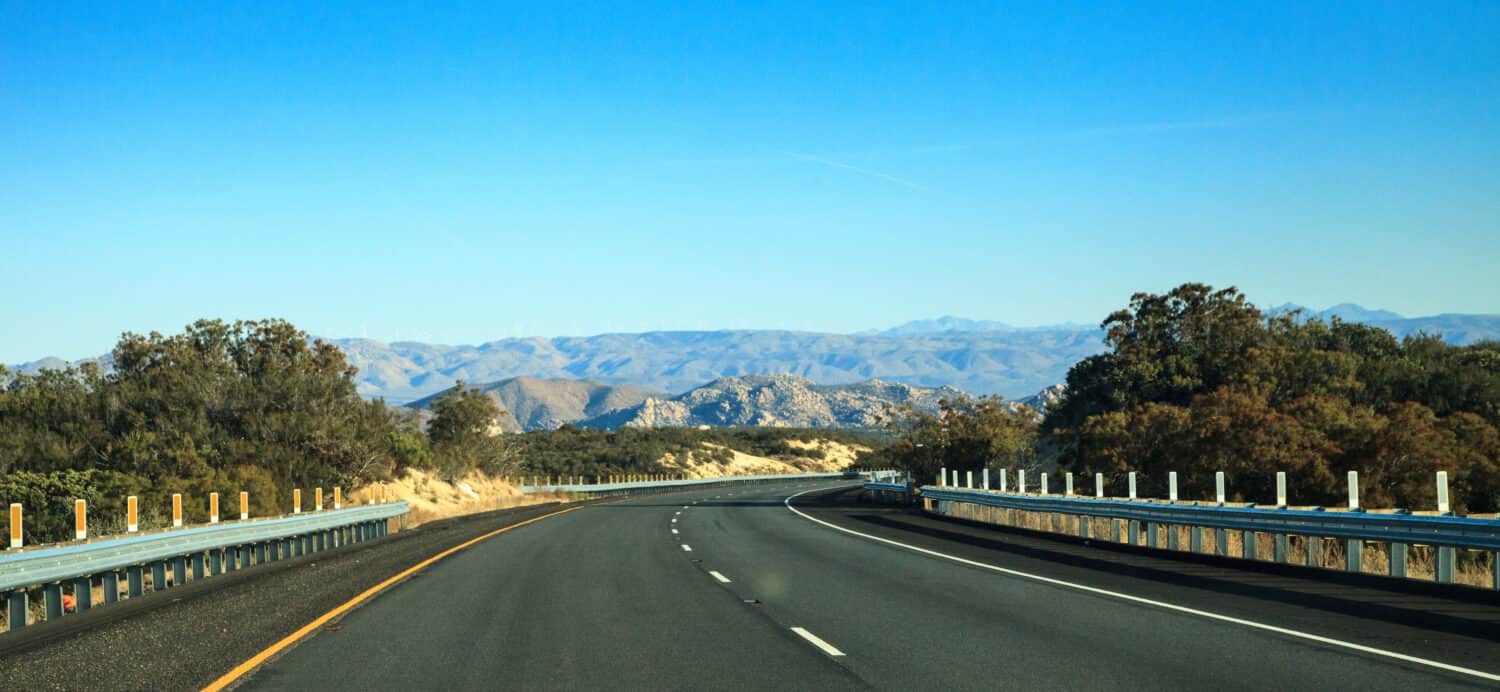 Vicino all'uscita Jacumba Hot Springs, San Diego, California, lungo l'Interstate 8 in direzione est, chiamata anche Kumeyaay Highway, costeggia Table Mountain e scende nella Jacumba Valley.