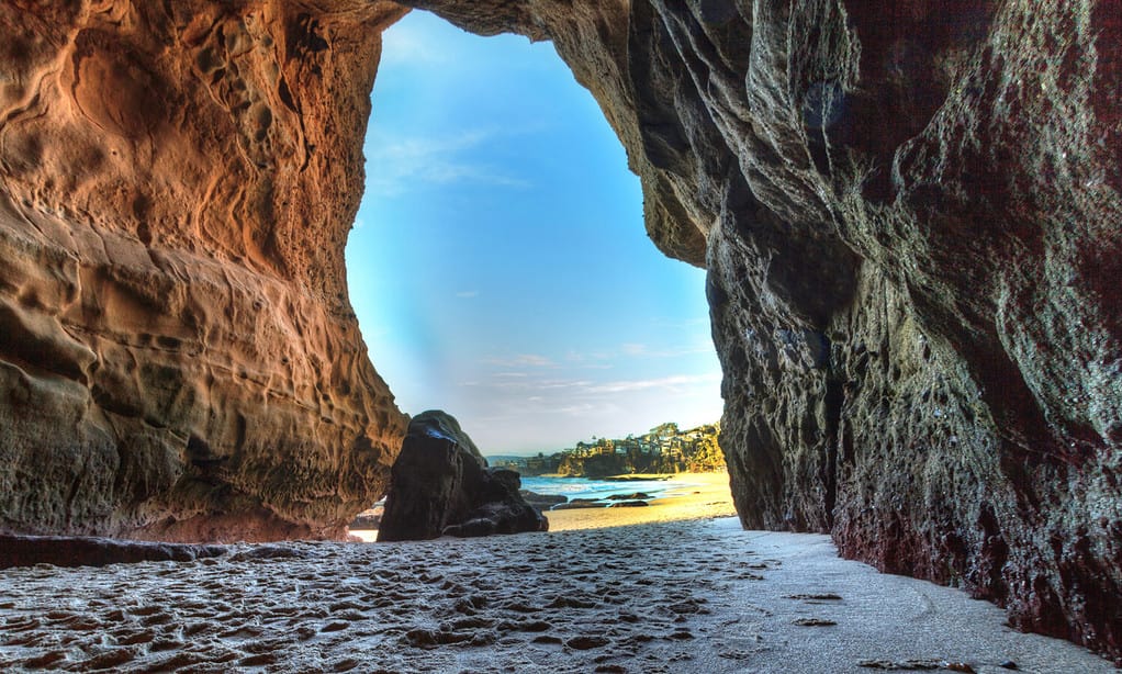 Grotta aperta a mille passi Beach a Laguna Beach, California, Stati Uniti d'America