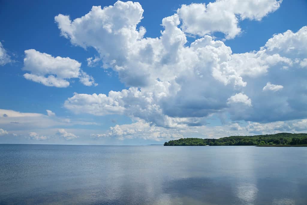 Mille Lacs Lake lato sud-ovest sotto le nuvole drammatiche nel Minnesota centro-settentrionale in un assolato pomeriggio estivo