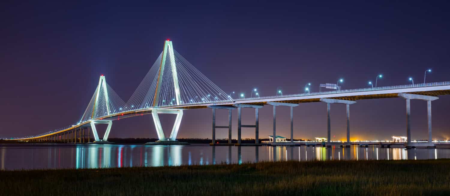Il ponte Arthur Ravenel Jr. illuminato di notte a Charleston nella Carolina del Sud.