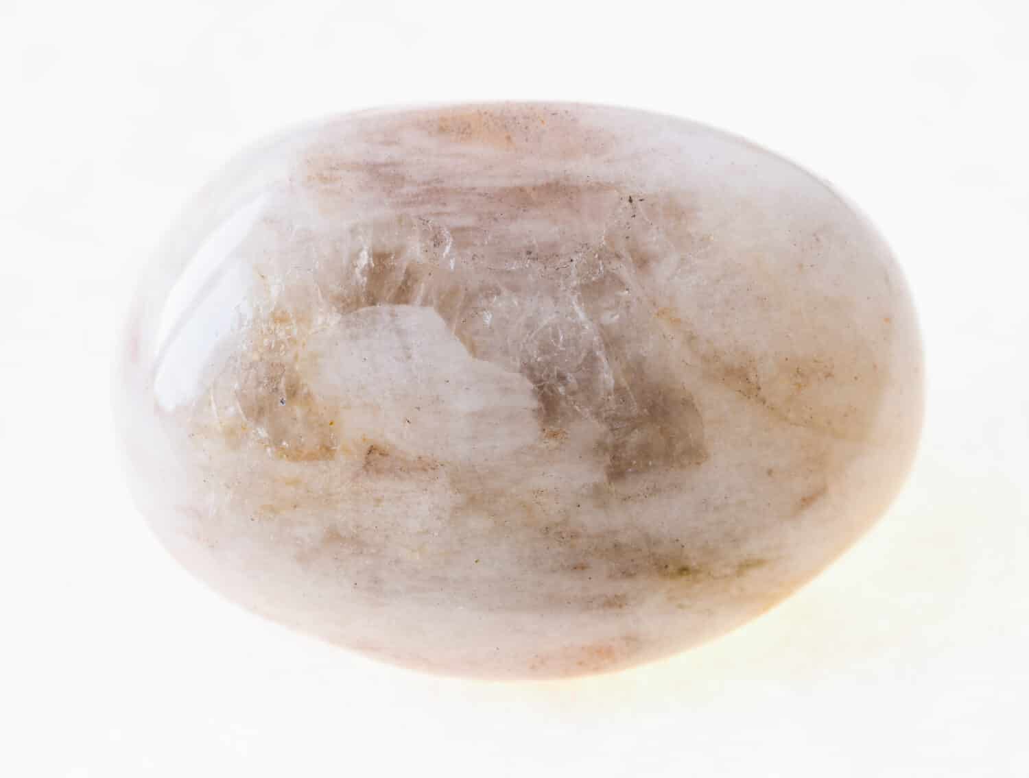 fotografia macro di minerali naturali della collezione geologica - pietra di albite (pietra lunare) burattata su sfondo bianco