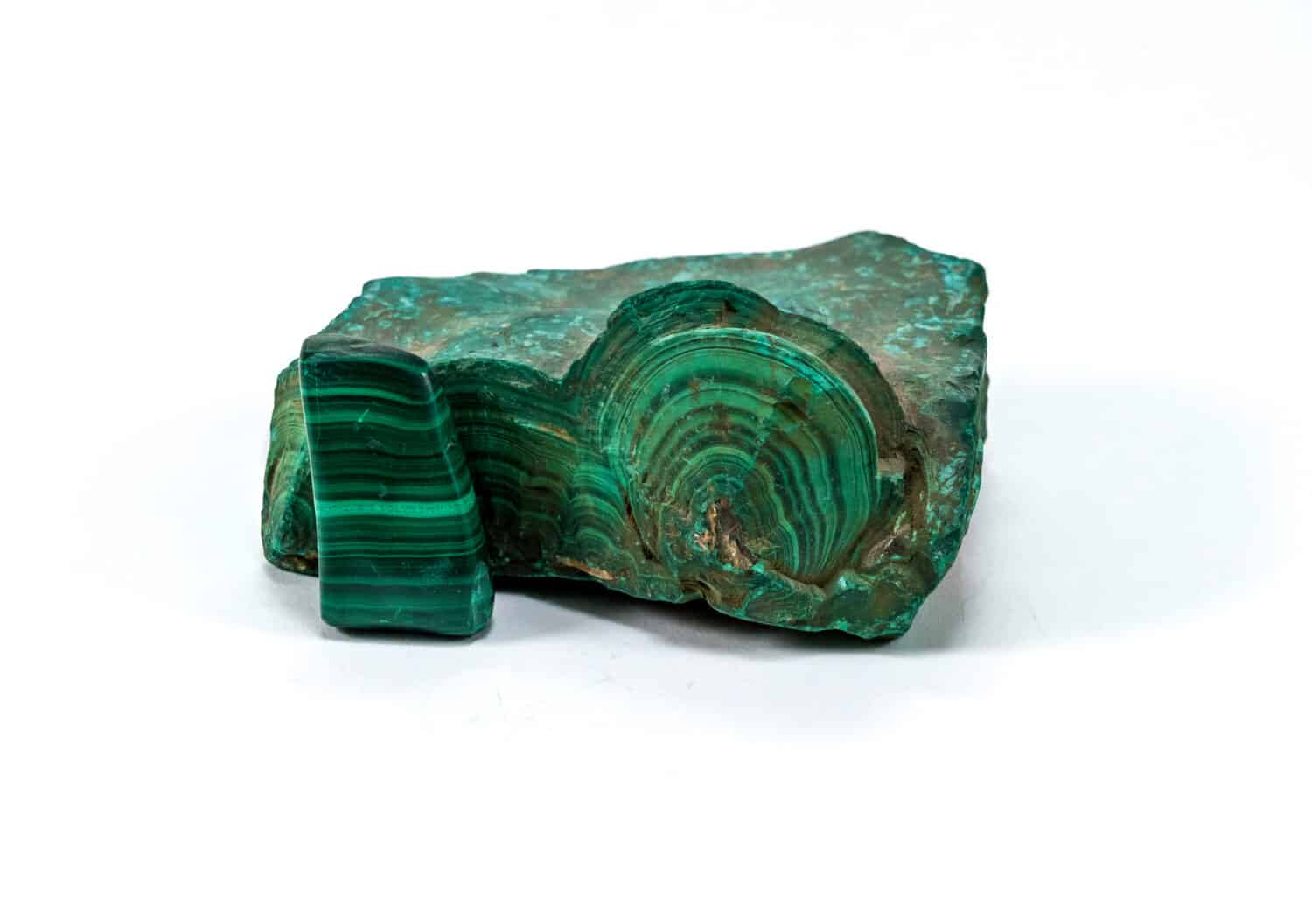 Minerale di malachite verde grezzo e lucidato isolato su sfondo bianco