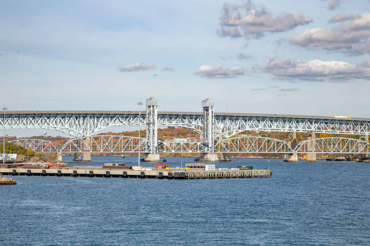 vista sullo skyline di New London con ponte ferroviario dal mare