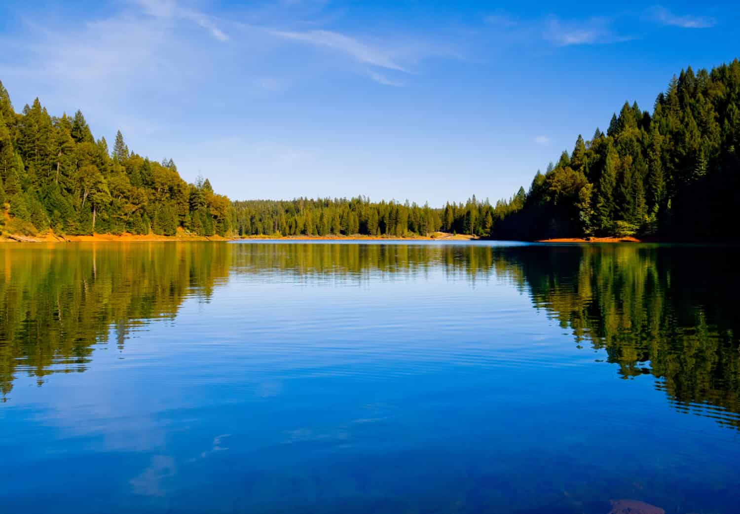 Riflessione nel lago blu chiaro nel nord della California