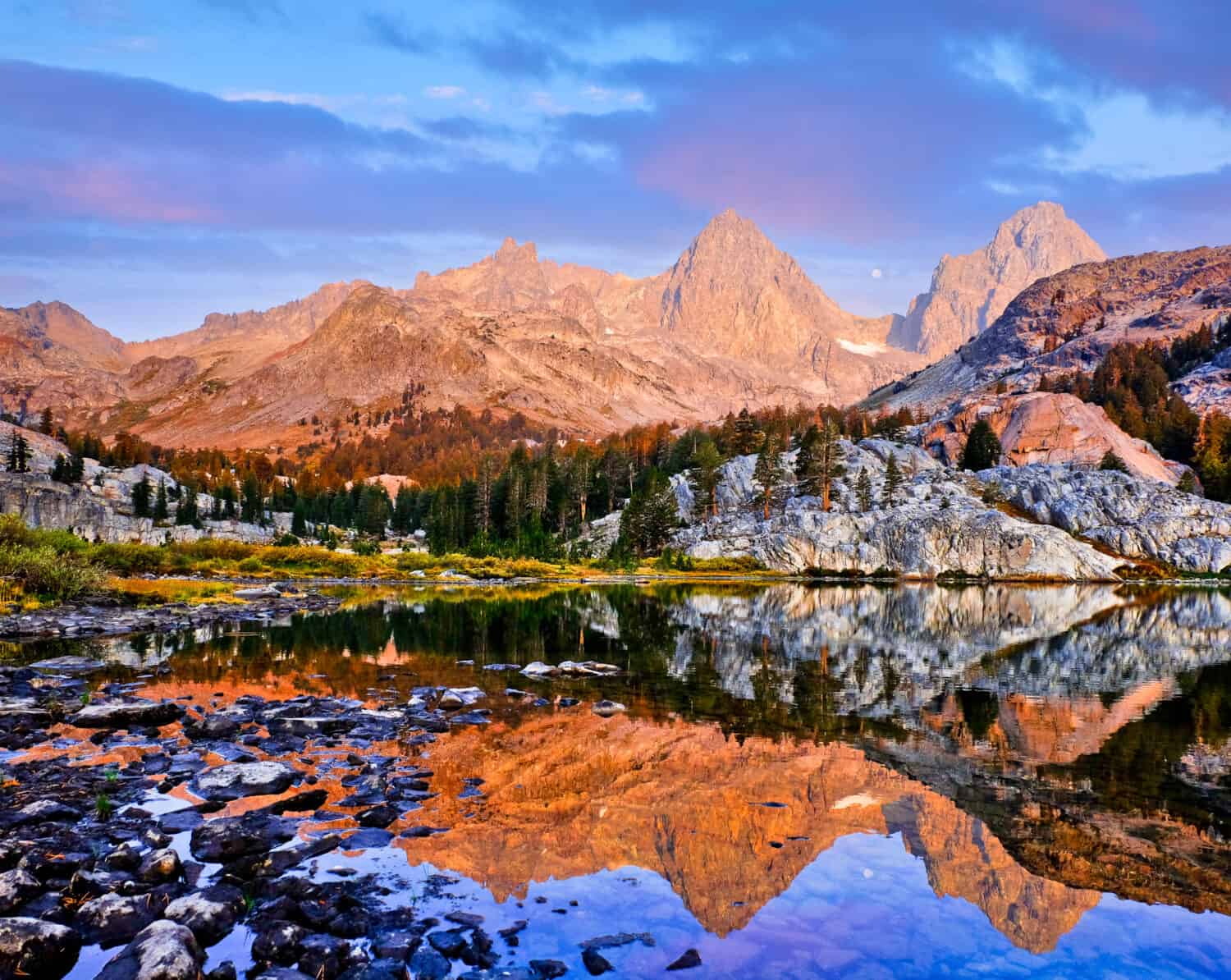 Mt. Ritter e Banner Peak riflessi in un lago alpino.  Lago Ediza, Ansel Adams Wilderness, Mammoth, California