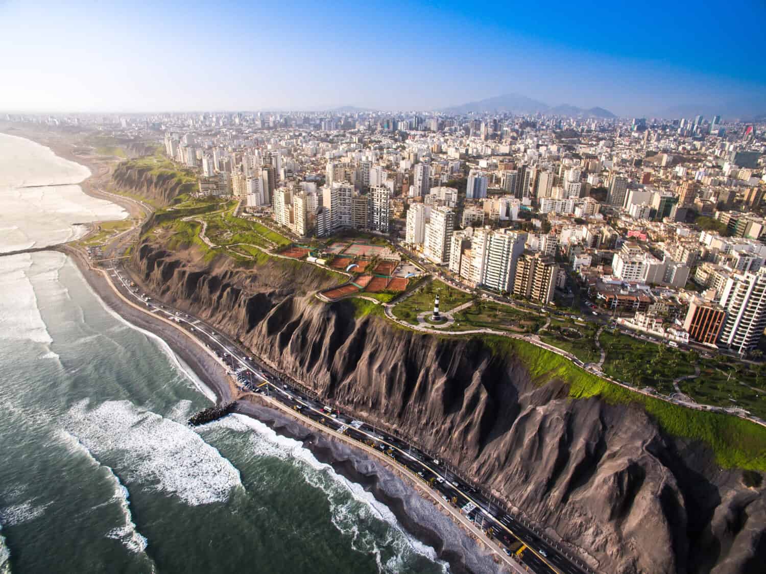 LIMA, PERÙ: Vista panoramica di Lima da Miraflores.