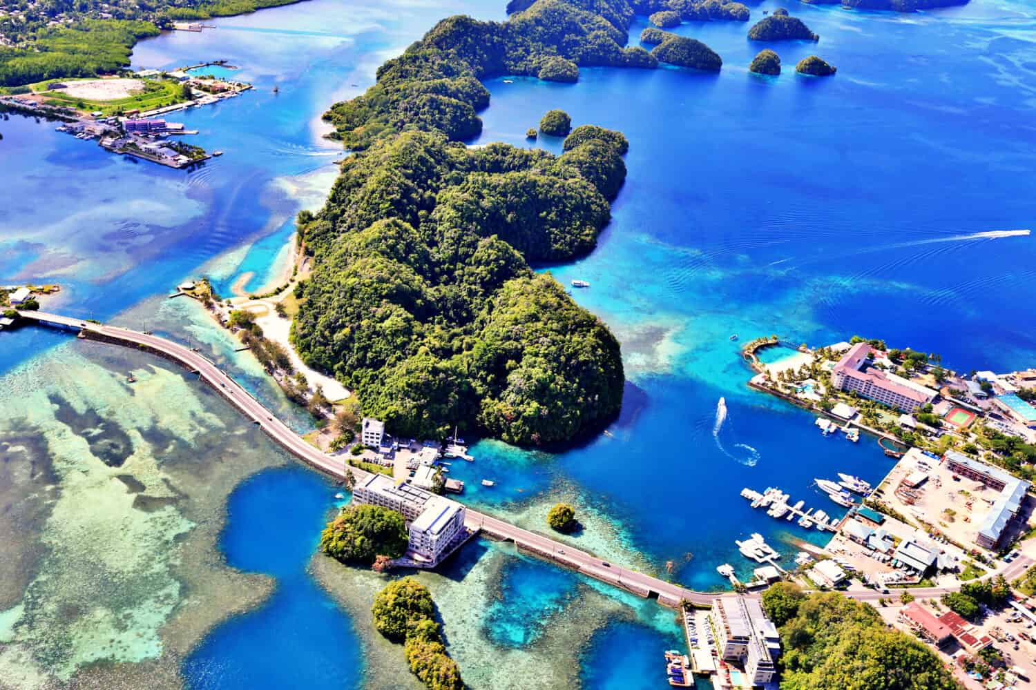 Veduta aerea della città di Koror (Palau, Micronesia)