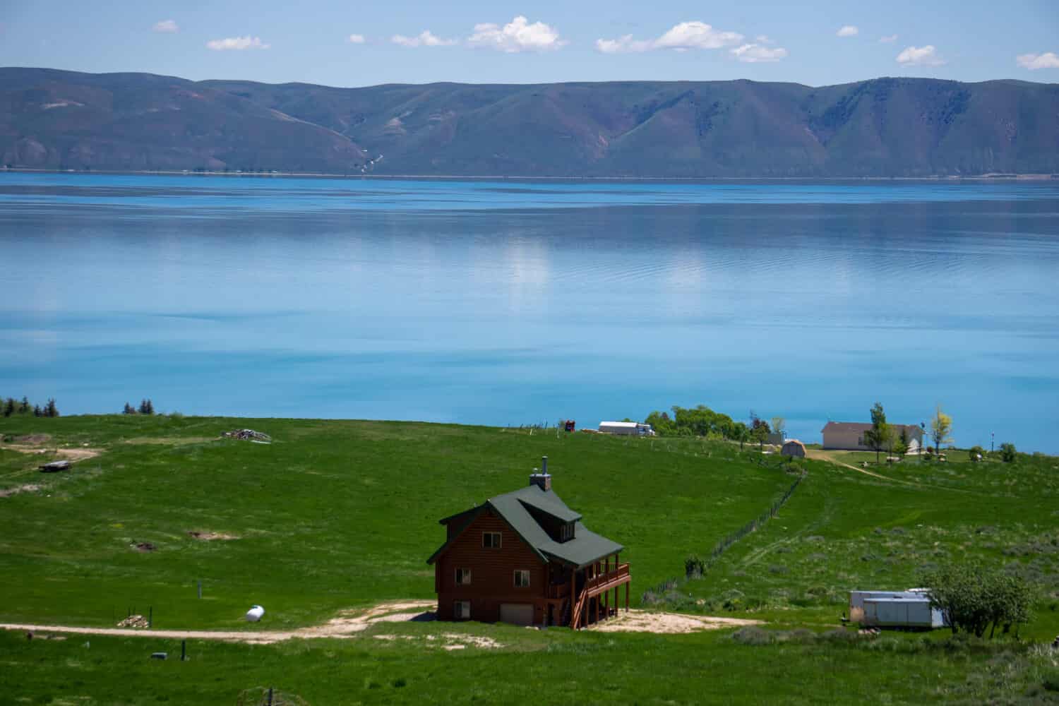 Vista di Bear Lake sul lato dell'Idaho con cabina di fronte al lago sul fianco della collina. 