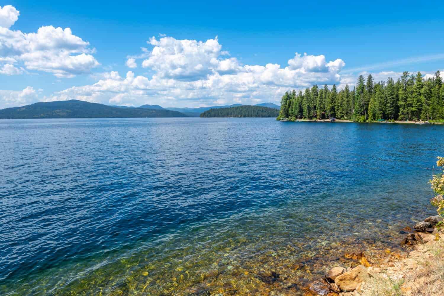 Le acque blu di Priest Lake nel North Idaho Panhandle, a Priest Lake, Idaho