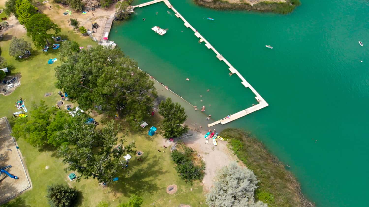 Vista aerea del Dierkes Park Lake con i turisti in estate in una bella giornata di sole, Twin Falls, Idaho.