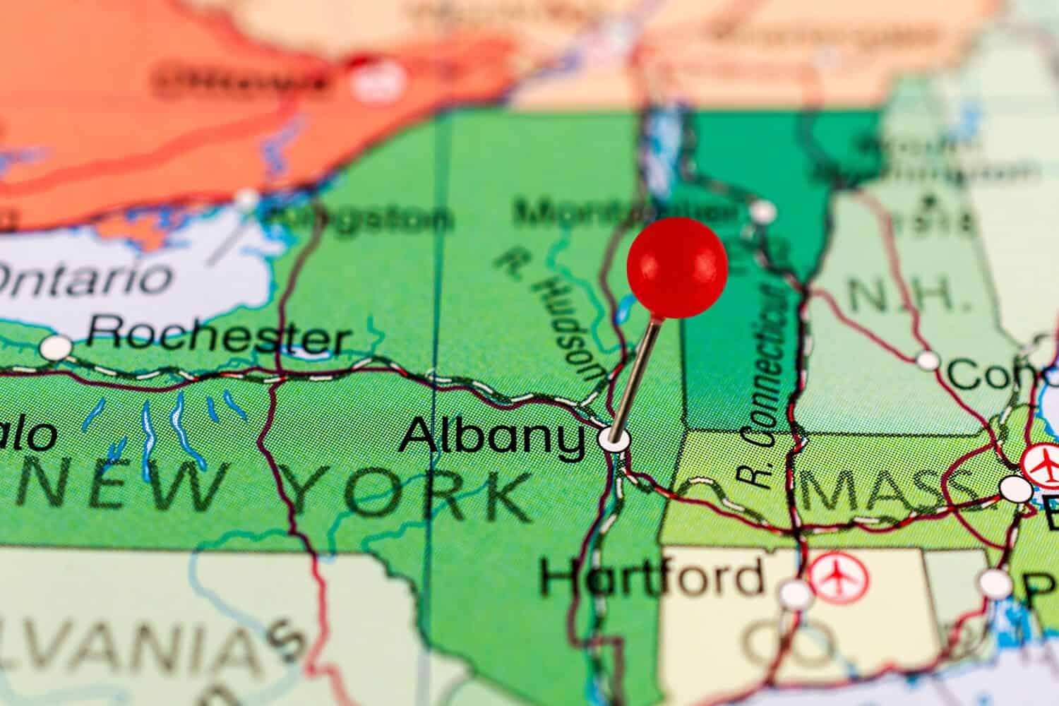 Mappa dei pin di Albany.  Primo piano della mappa di Albany con il perno rosso.  Mappa con puntino rosso di Albany negli Stati Uniti, New York.