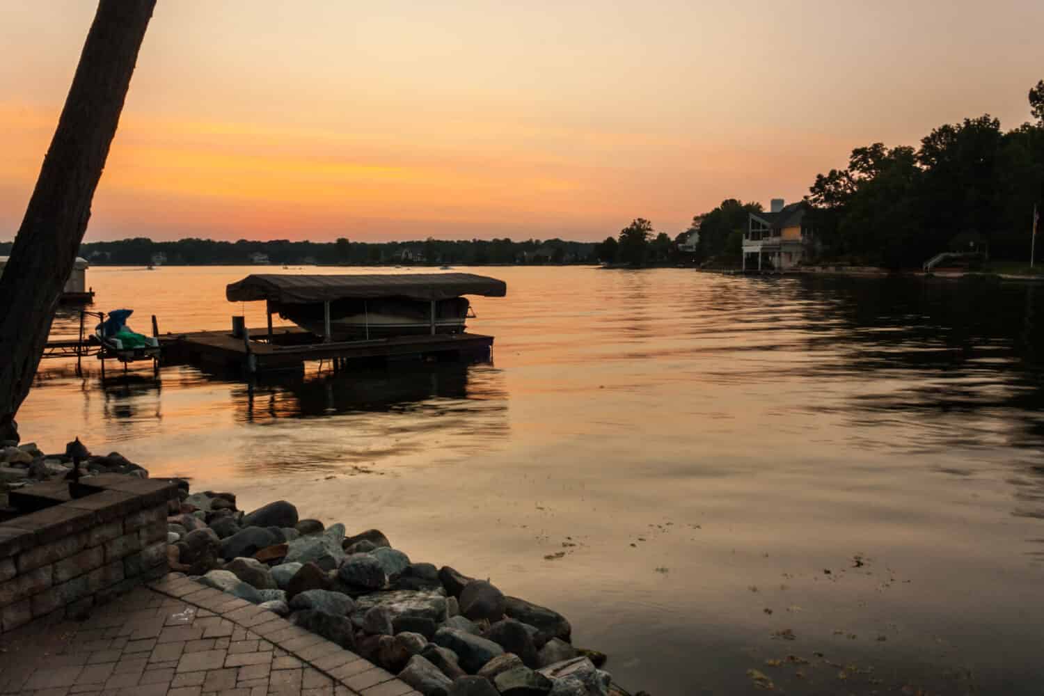 Tramonto sul bacino idrico di Geist a Lawrence IN