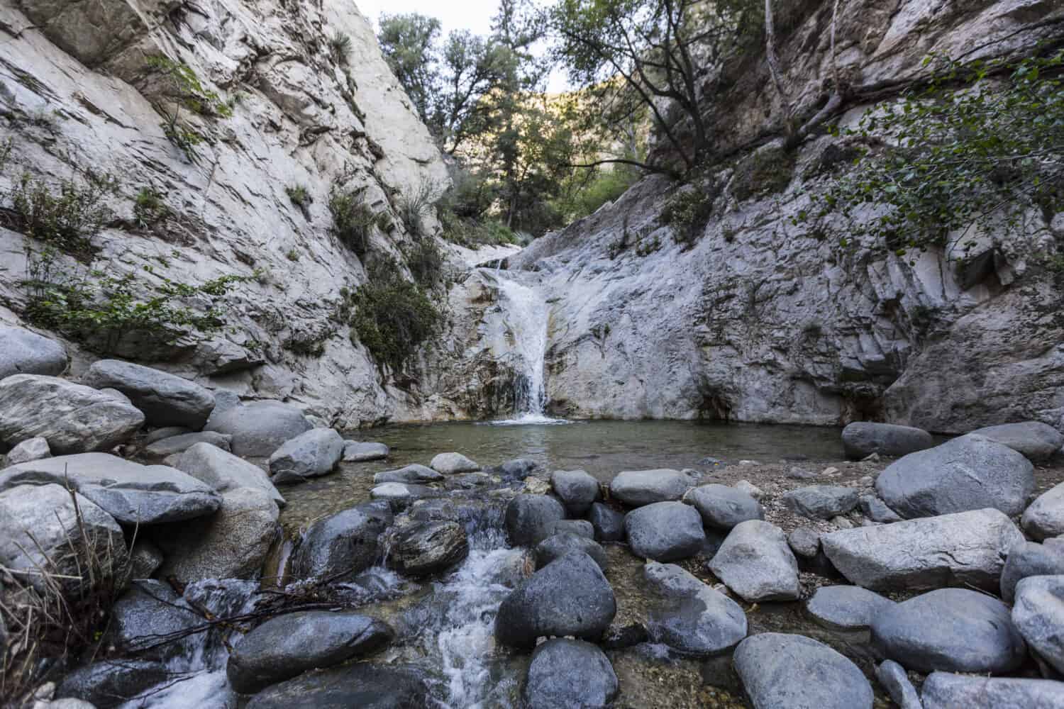 La Svizzera cade nelle montagne di San Gabriel della foresta nazionale di Angeles vicino a Los Angeles California.