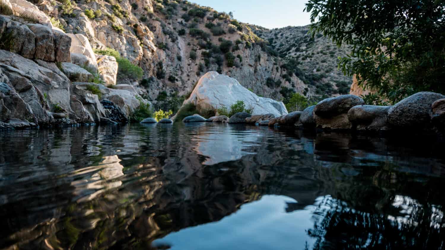 Le sorgenti calde di Deep Creek si riflettono durante il tramonto in California, Stati Uniti