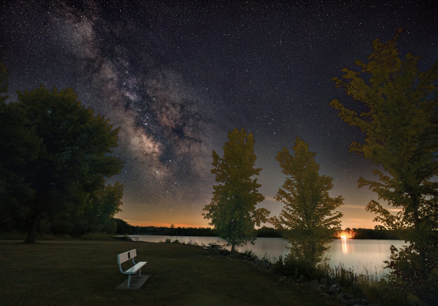 Affacciato sulla riva del Lake Hudson Recreation Area con il Milky Way Core sullo sfondo. 