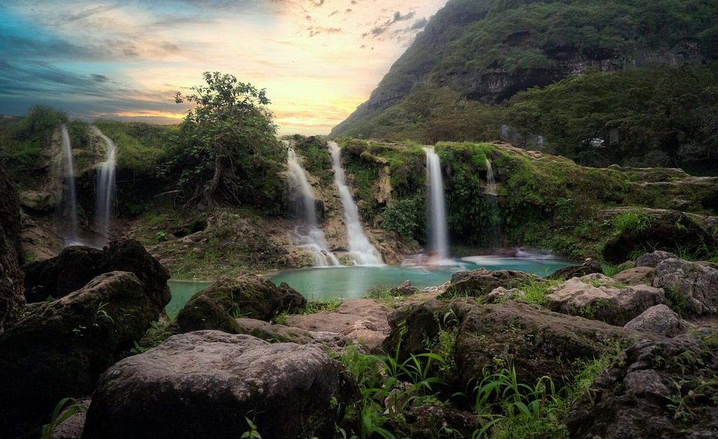 Tramonto con magnifiche cascate a Wadi Darbat