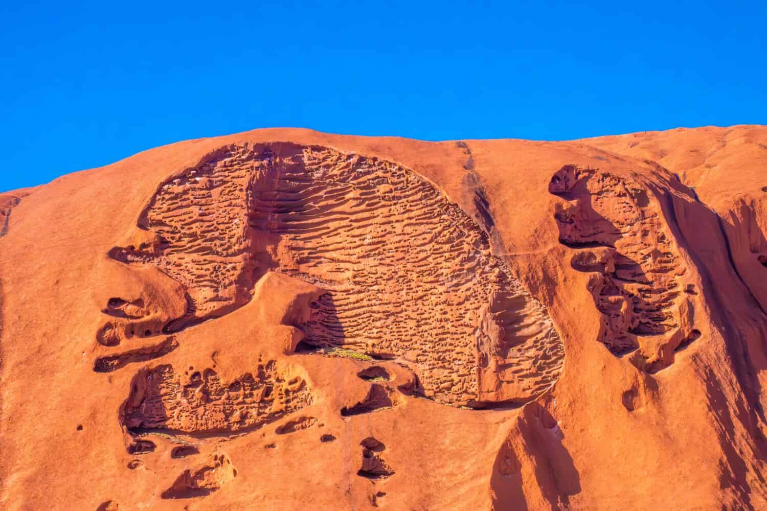 Grotte e formazioni rocciose sulle pareti di Uluru (Ayers Rock), l'iconica roccia di arenaria nel centro dell'Australia, Territorio del Nord, l'Australia