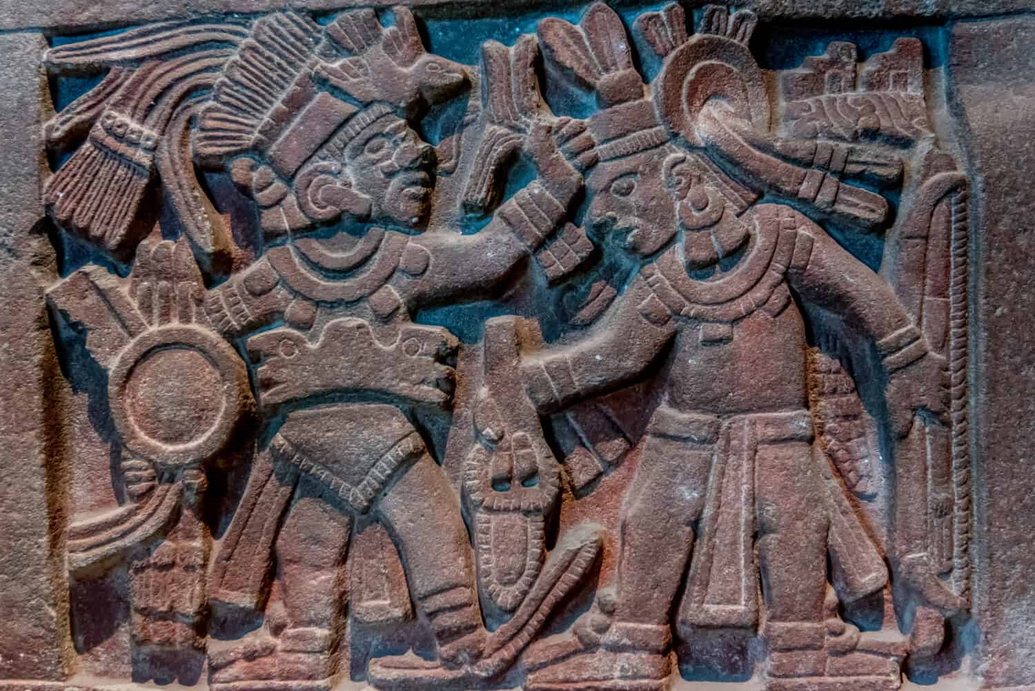 parete rocciosa con incisioni di divinità azteche