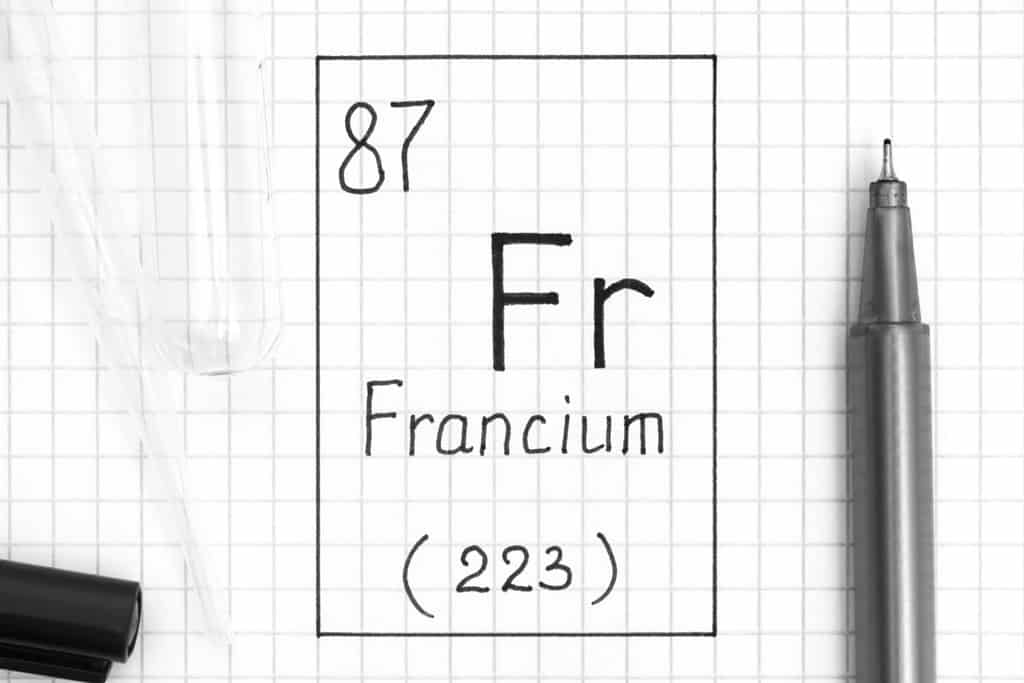 La tavola periodica degli elementi.  Elemento chimico della scrittura Francio Fr con penna nera, provetta e pipetta.  Avvicinamento.