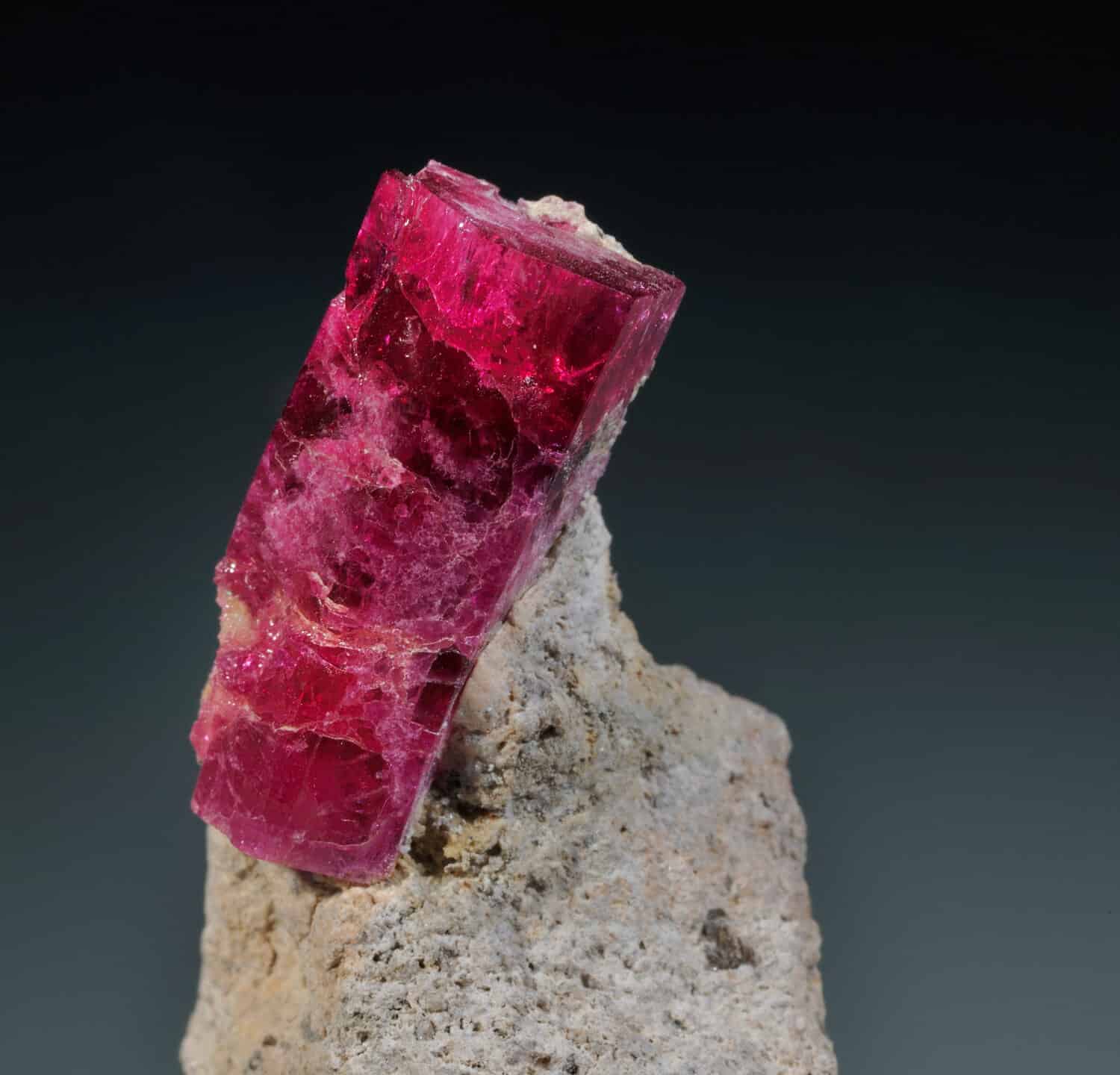 Berillo rosso (2 cm), Violet Claim, Beaver County, Utah.  La gemma più rara della Terra.