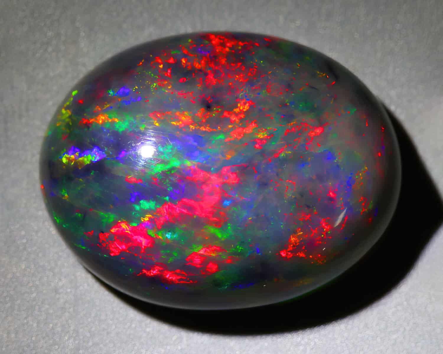 Gemma naturale opale nero su sfondo grigio