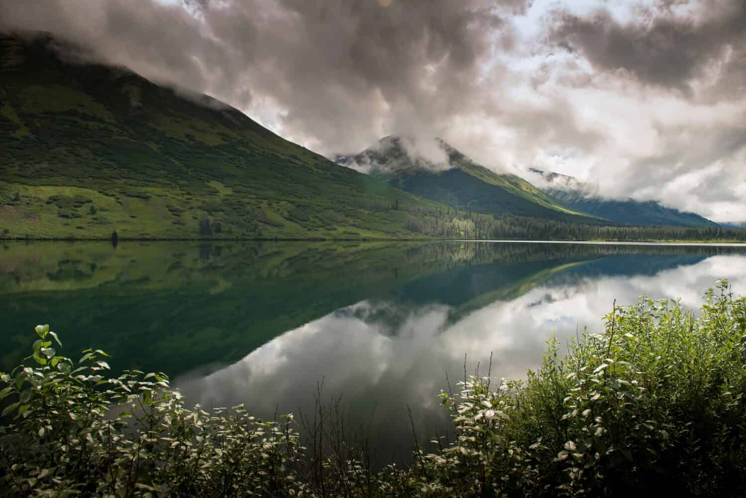 Il tranquillo Summit Lake si trova accanto alla trafficata Seward Highway sulla penisola di Kenai, in Alaska.