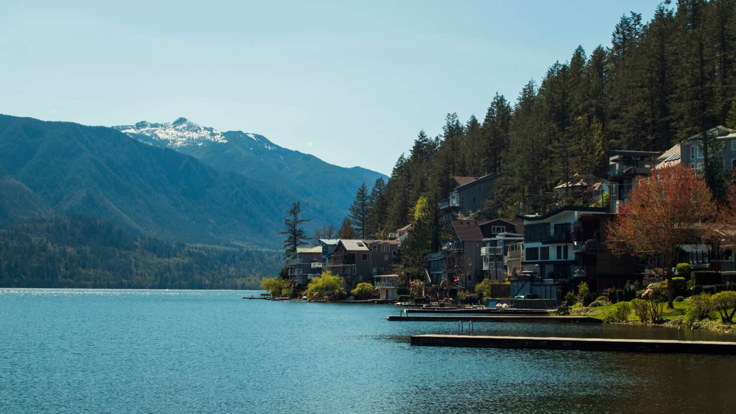 Bella vista sul lago Cultus, BC, Canada.