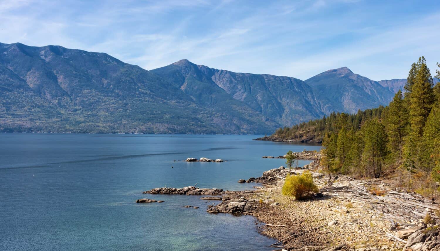 Vista panoramica del lago Kootenay.  Giornata di sole autunnale.  Vicino a Nelson, British Columbia, Canada.