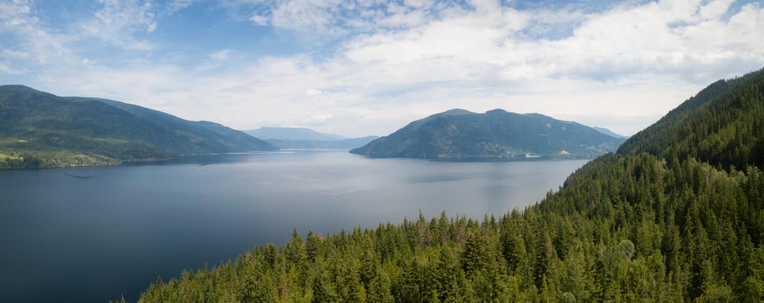 Vista aerea bellissimo paesaggio canadese durante una vibrante giornata di sole estivo.  Preso vicino al lago Shuswap, Sicamous, BC, Canada.