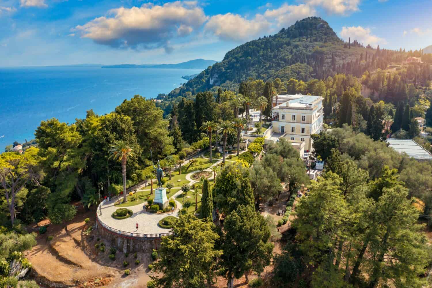 Palazzo Achilleion nell'isola di Corfù, in Grecia, costruito dall'imperatrice d'Austria Elisabetta di Baviera, conosciuta anche come Sisi.  Il palazzo Achilleion a Corfù, in Grecia.