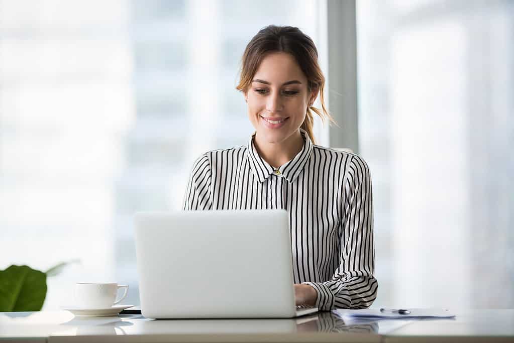 Primo piano di un dipendente che lavora al suo computer portatile.