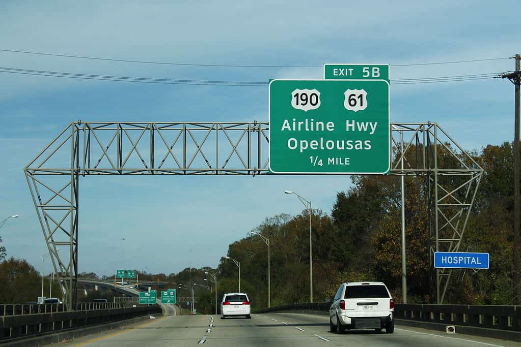 Cartello autostradale che mostra l'ingresso all'autostrada aerea