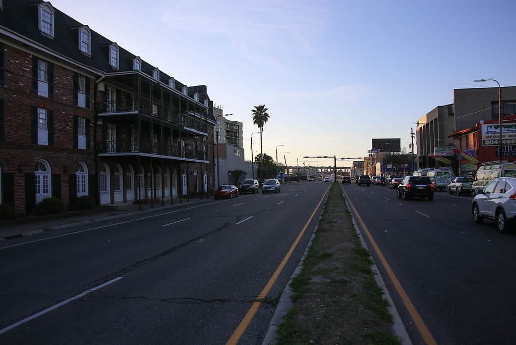Tulane Avenue, nel centro di New Orleans.  Guardando indietro verso Carrollton Avenue.