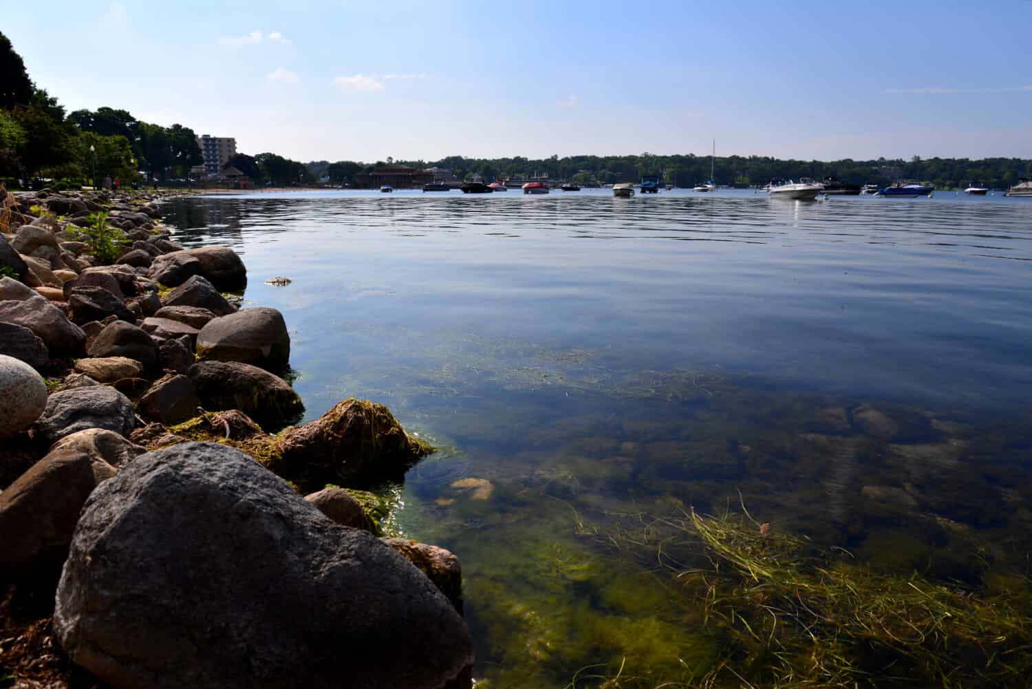 Una bellissima vista delle acque del Lago di Ginevra, Wisconsin dal parco.  