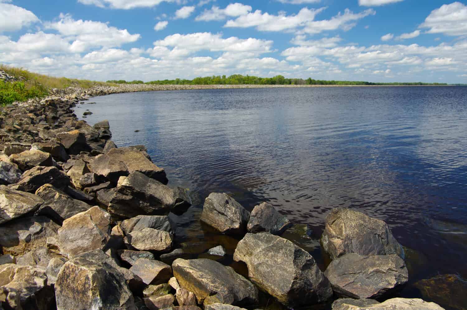 Rocky Shoreline: grandi massi aiutano a formare un lato del lago Petenwell nel Wisconsin centrale.