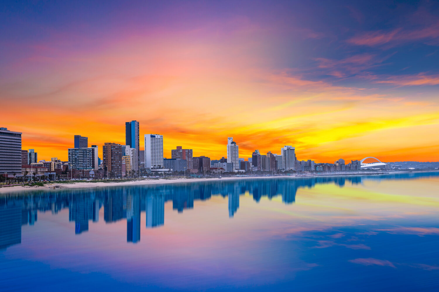 Skyline sulla spiaggia della città di Durban durante l'estate con il cielo crepuscolare a Kwazulu-Natal in Sudafrica