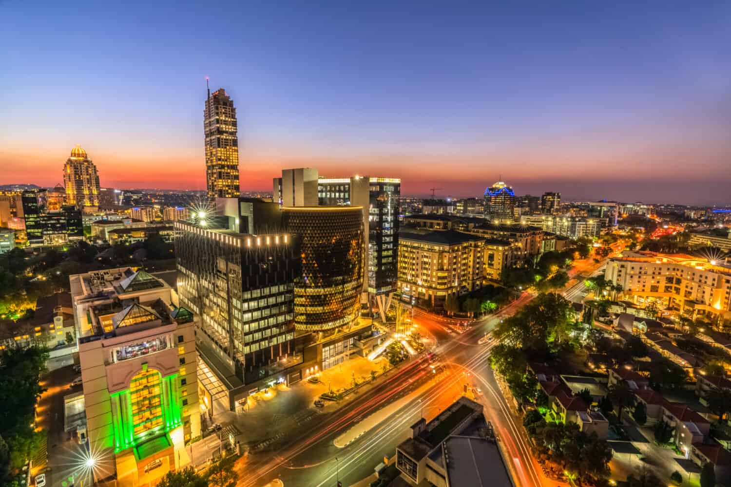 Longexposure aerel ha sparato a Sandton City Johannesburg di notte di notte