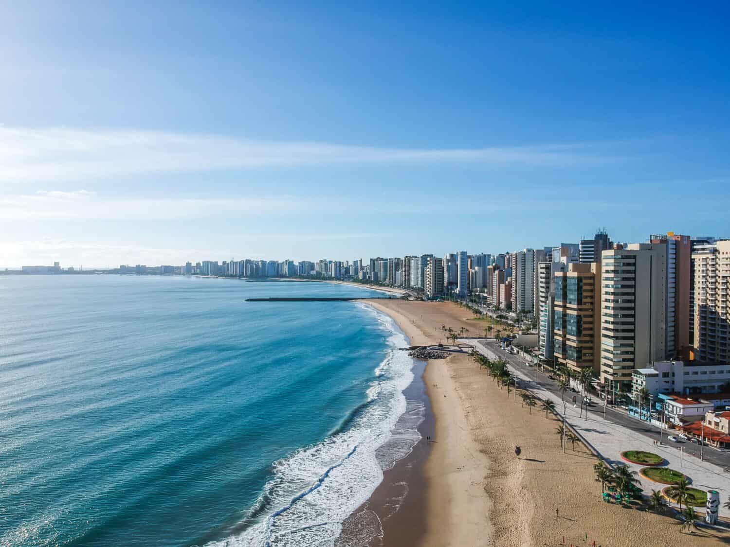 Praia de Iracema Beach dall'alto, Fortaleza, Stato di Ceara, Brasile.