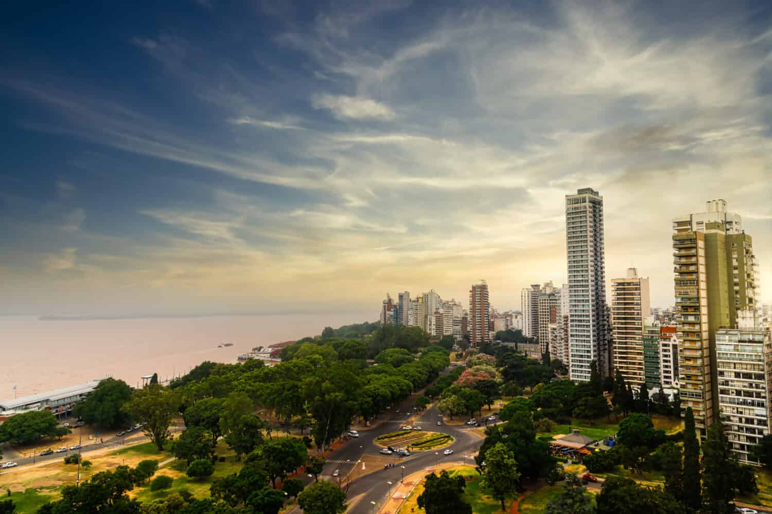 Vista panoramica della città di Rosario (Argentina) lungo il fiume Parana durante il tramonto