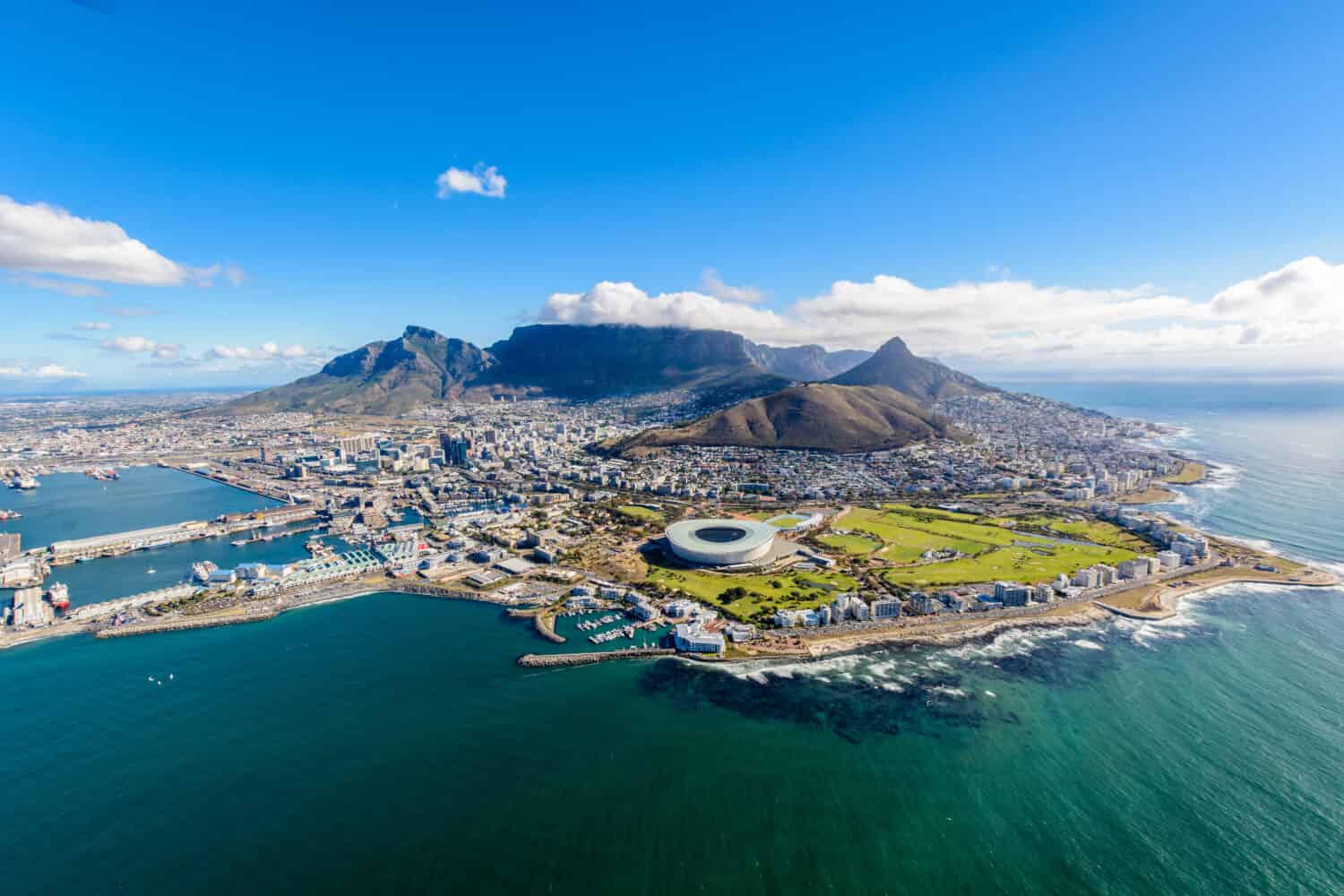 Vista aerea di Cape Town, Sud Africa in un pomeriggio soleggiato.  Foto scattata da un elicottero durante il tour aereo di Città del Capo