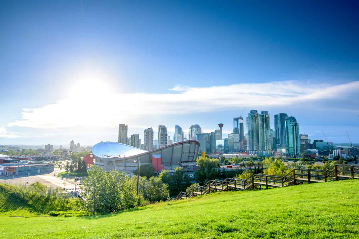 Bellissimo skyline della città di Calgary dalla collina scozzese in una giornata di sole, Canada