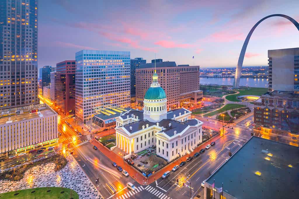 Orizzonte del centro di St. Louis al crepuscolo dalla vista dall'alto