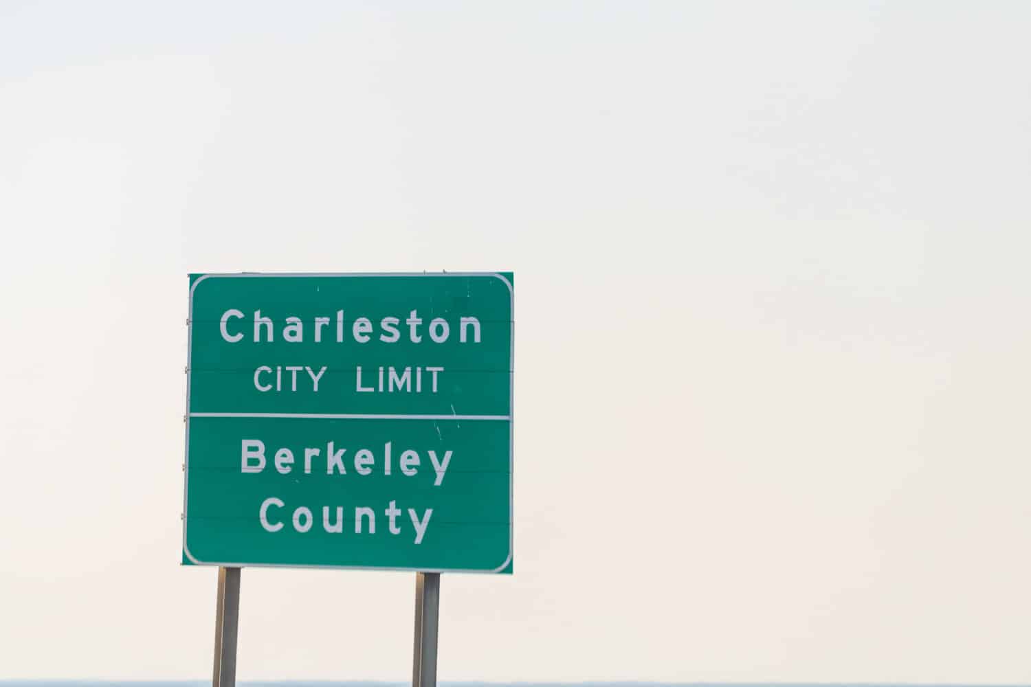 Charleston, Stati Uniti benvenuti al cartello verde della città sulla strada autostradale con il cielo sullo sfondo e il testo per il limite della città della contea di Berkeley nella Carolina del Sud