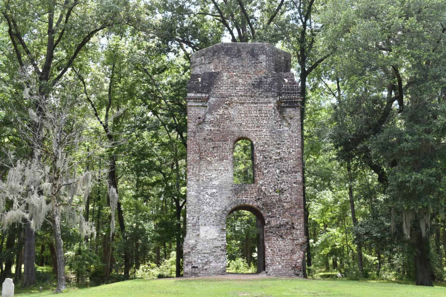 St. George Bell Tower costruito nel 1751 presso il sito storico coloniale dello stato di Dorchester nella Carolina del Sud. 