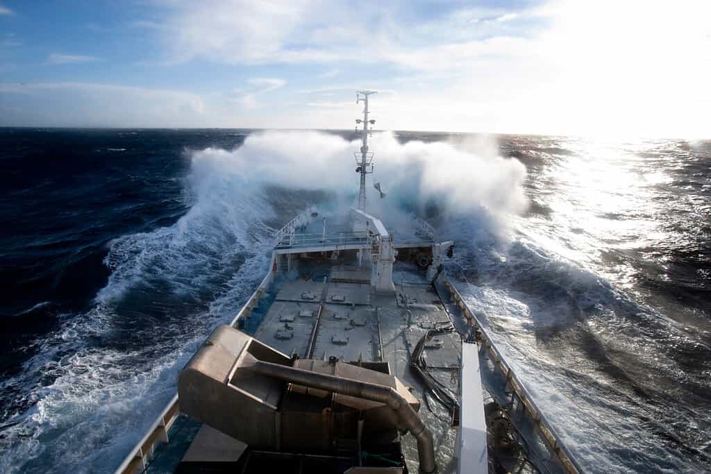 Grande scena di barca da pesca d'altura dal ponte della barca grande onda che colpisce la prua della barca