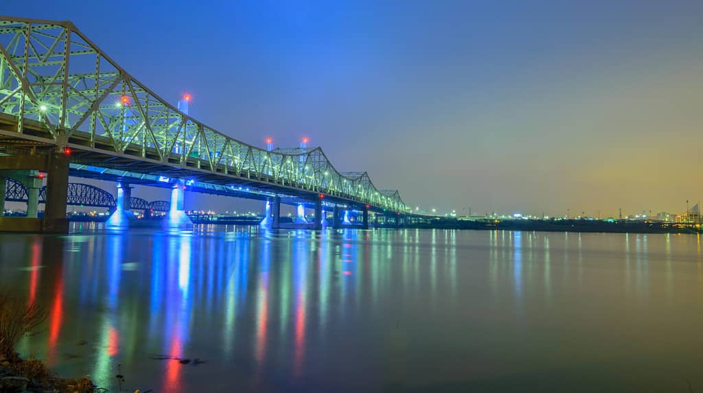 Tre ponti sul fiume Ohio tra Jeffersonville IN e Louisville KY.