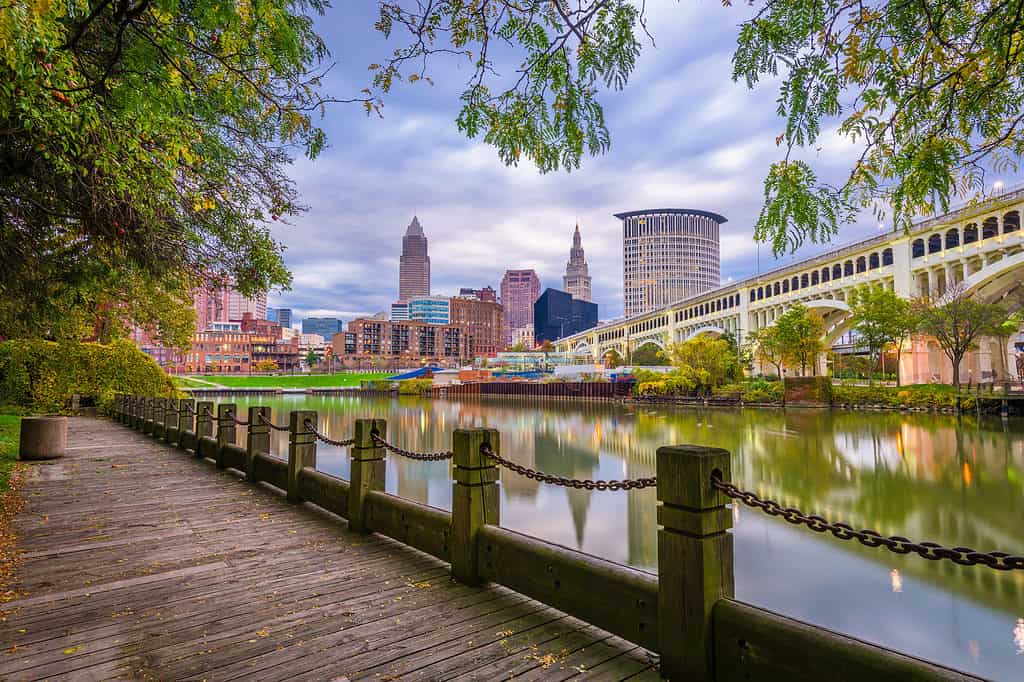 Cleveland, Ohio, Stati Uniti d'America skyline del centro sul fiume Cuyahoga al crepuscolo.
